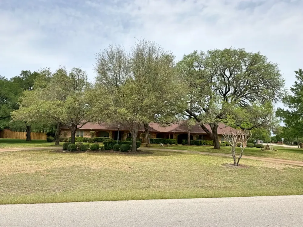 Oak-shaded Central Texas ranch home